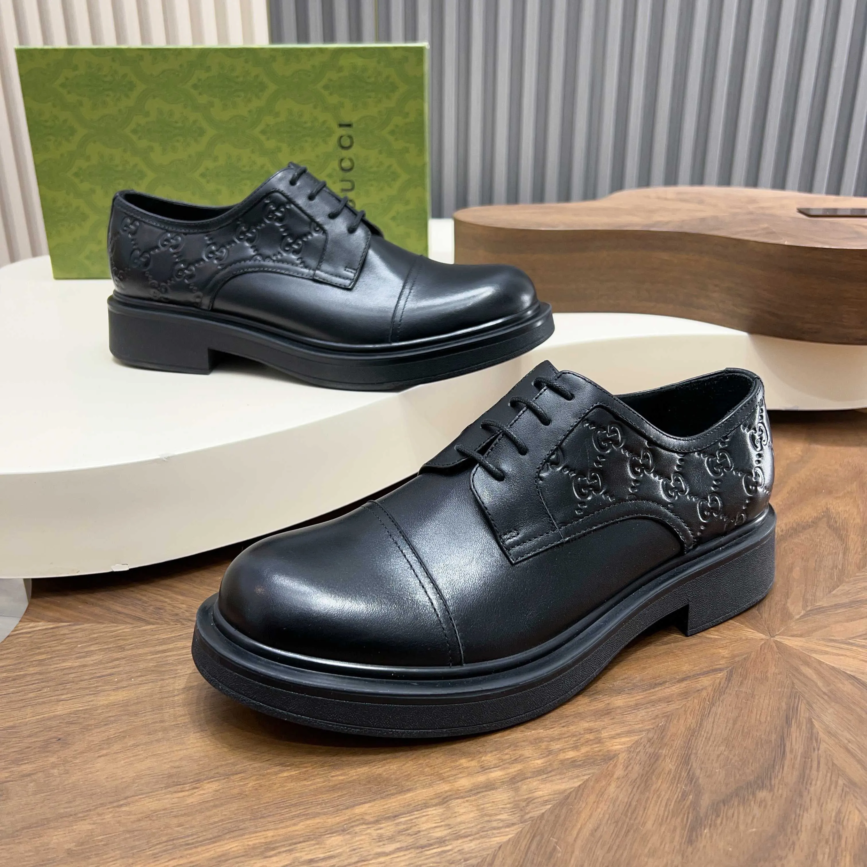 💰780 Gucci/Gucci new men’s lace-up shoes with GG details, matte cow leather derby shoes! The design of this men's lace-up shoe is rooted in the brand's heritage. Crafted from premium waxed cow leather, it is embellished with GG printed embossed suede leather details, a nod to Gucci's iconic monogram. The rubber sole decorated with GG pattern adds a touch of modern fashion to this design. Typical three-joint style design. European and American classic version, full calfskin lining. The overall upper texture is soft and the lining is comfortable and breathable. 2CM thickened soft rubber sole, easy to control. Versatile and stylish upper foot, multiple colors available to meet different matching needs, complete package! Size: 39-40-41-42-43-44 leather shoe size (38.45.46 can be customized)